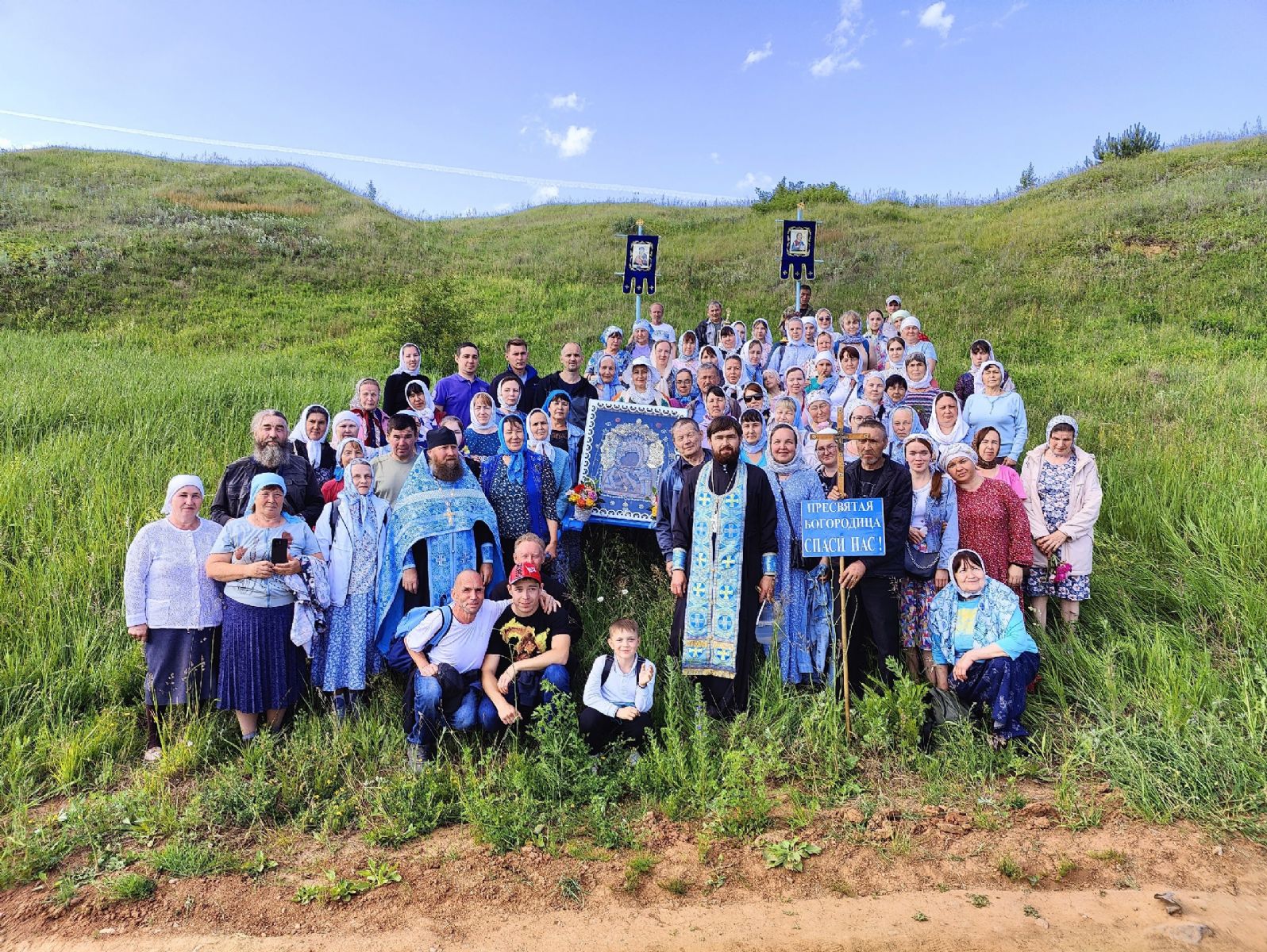 Начался крестный ход с Владимирской иконой Божией Матери