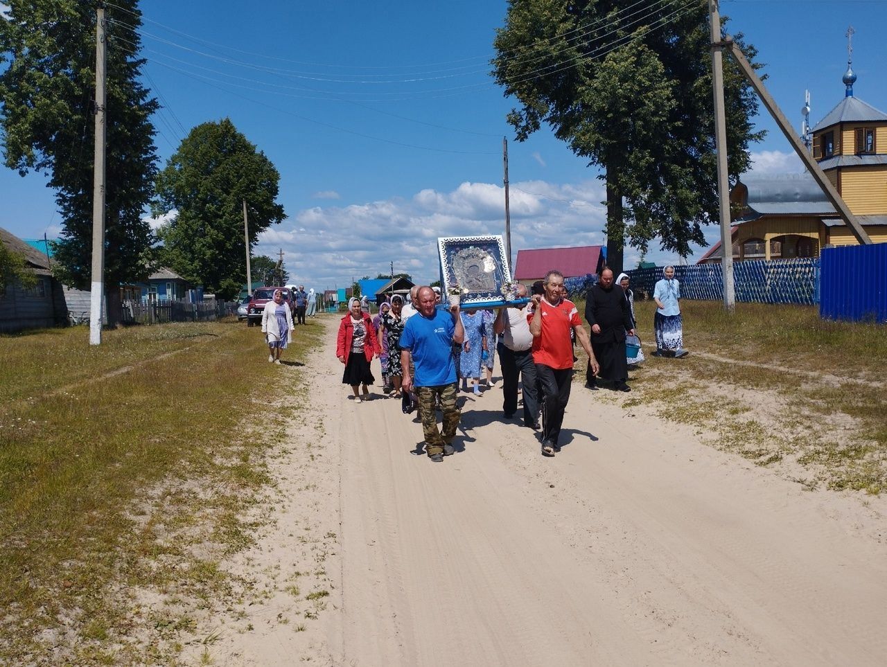 Крестный ход с Владимирской иконой Божией Матери шествует по Килемарскому району