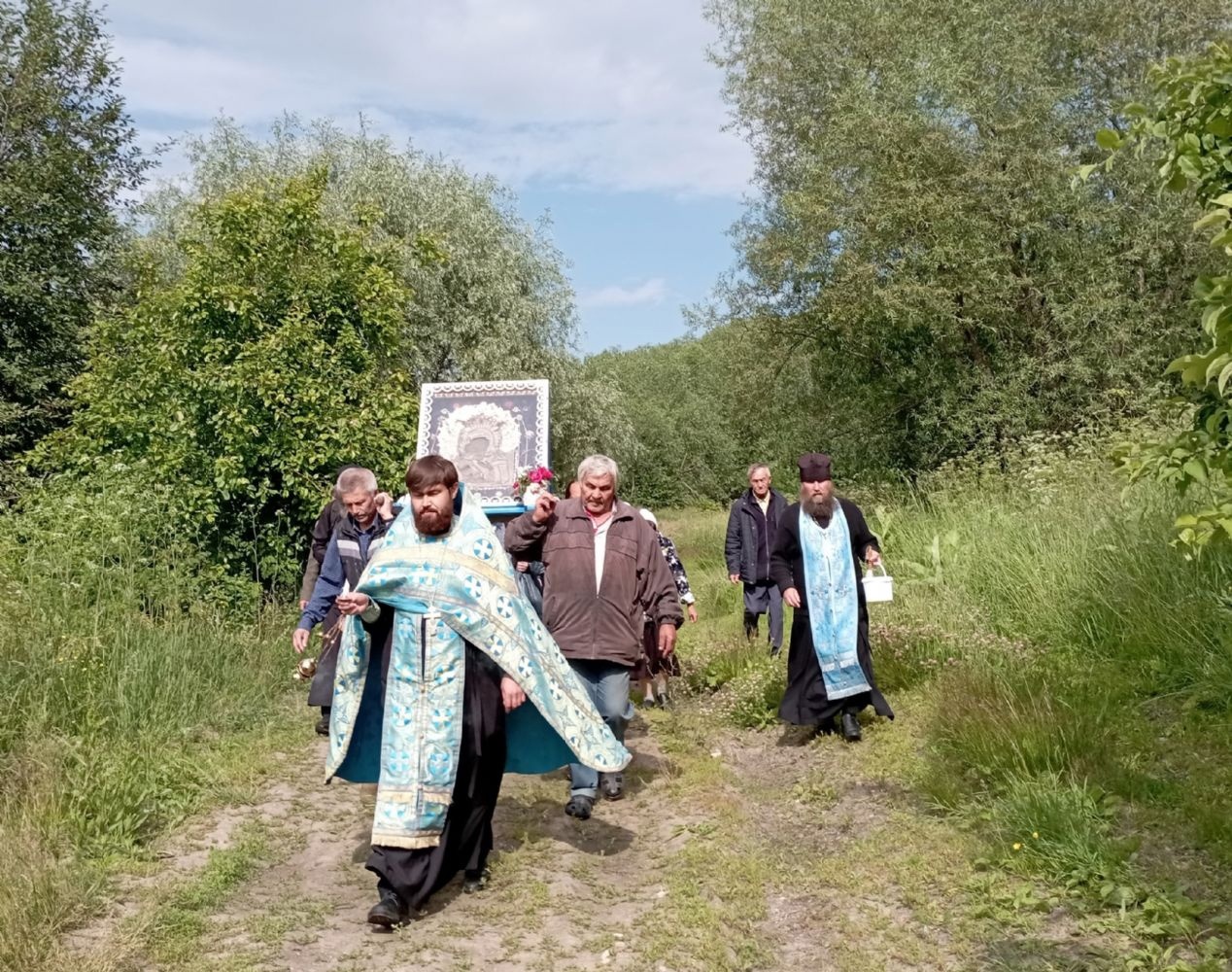 Крестный ход с Владимирской иконой Богородицы отправился из Сумок в Юрино