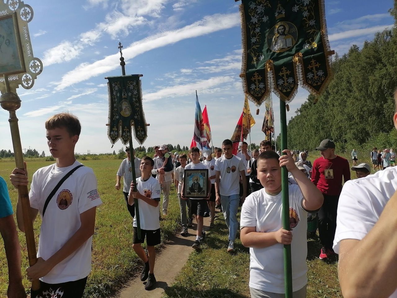 В Волжском районе прошел школьный крестный ход на источник Сергия Радонежского