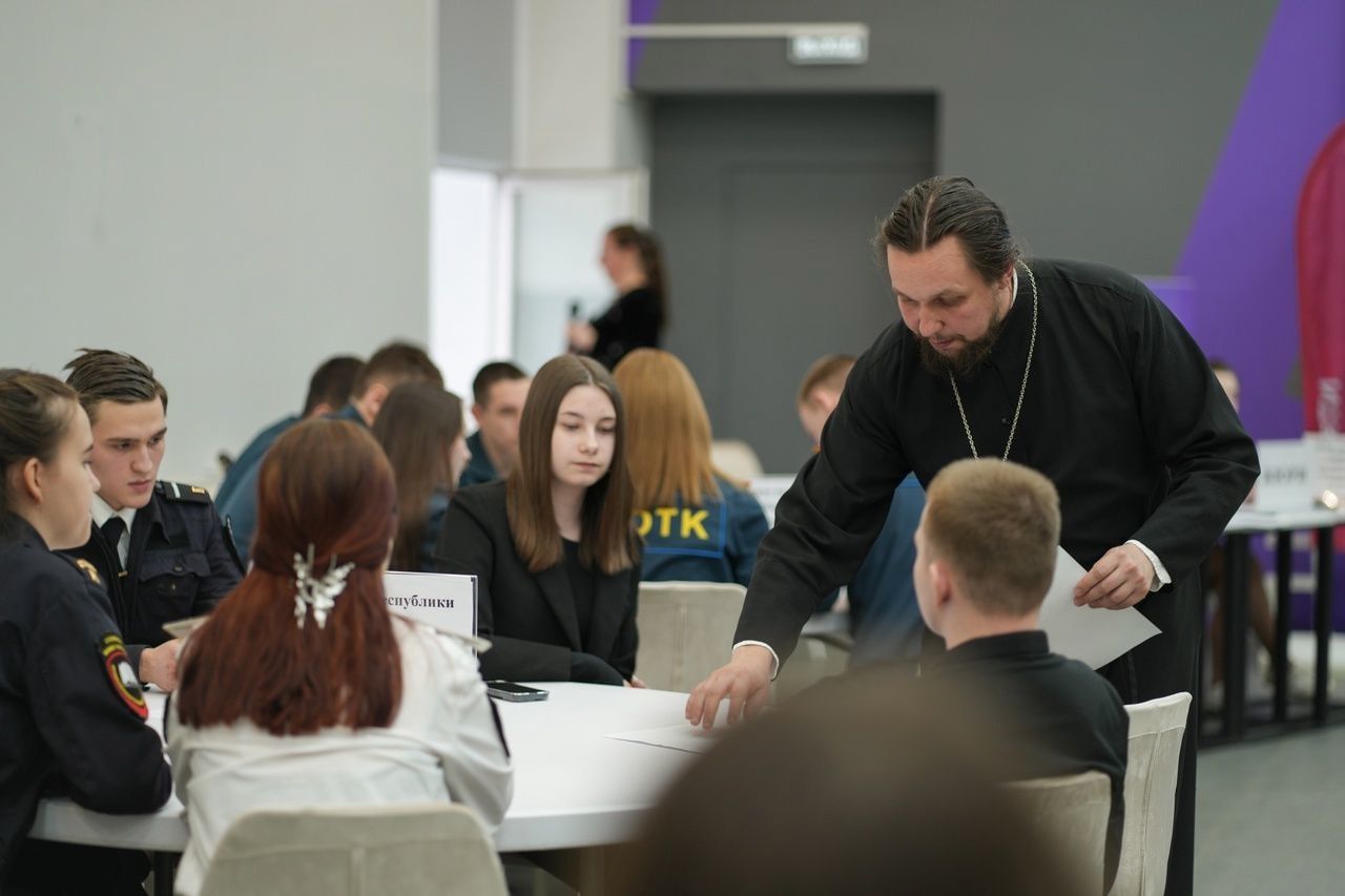 🆕 Дискуссионный клуб «Твой взгляд» провел встречу с молодежью на тему героизма