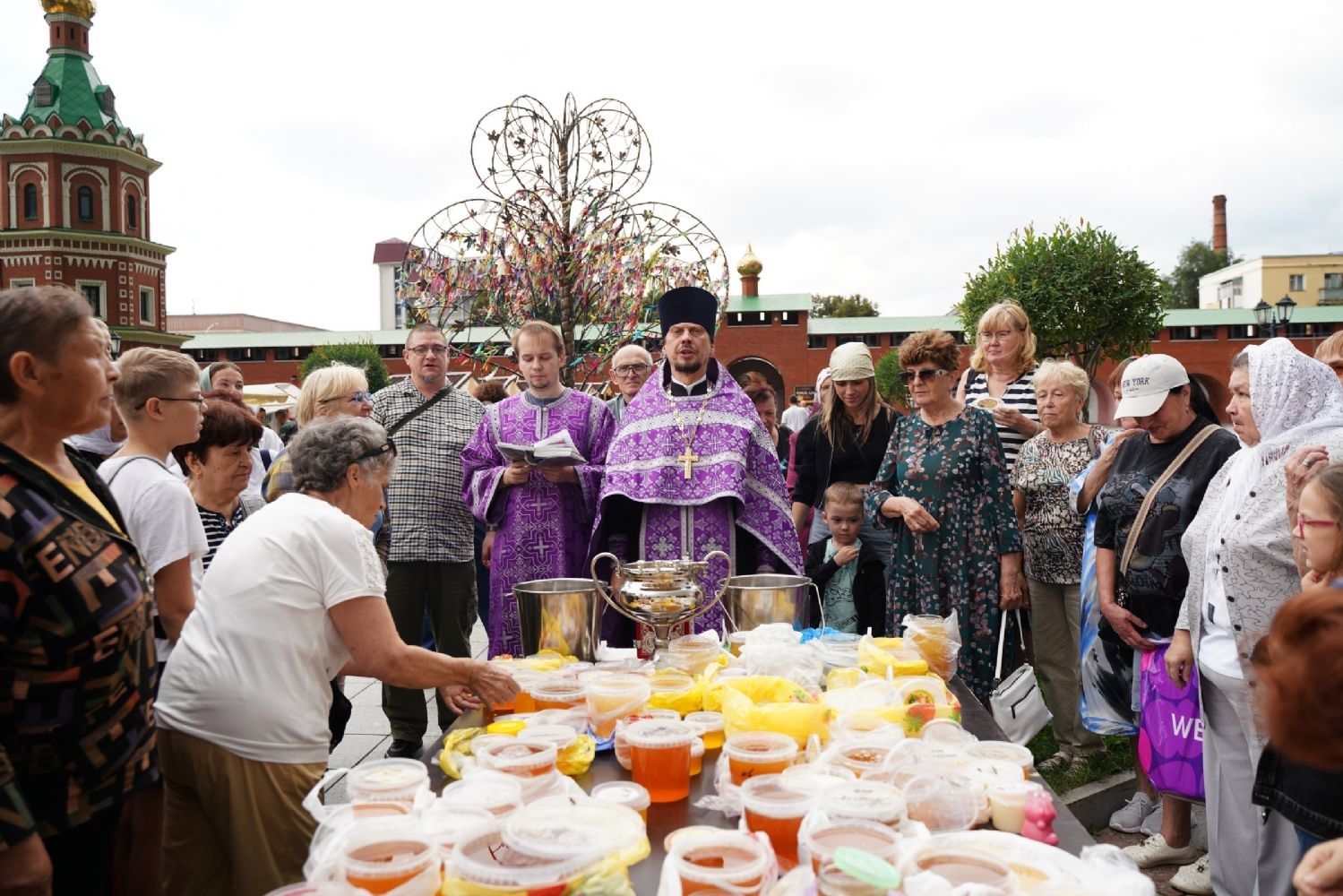 🆕 Иерей Андрей Кочаков освятил мед на ярмарке «Медовый Спас» в Царевококшайском кремле
