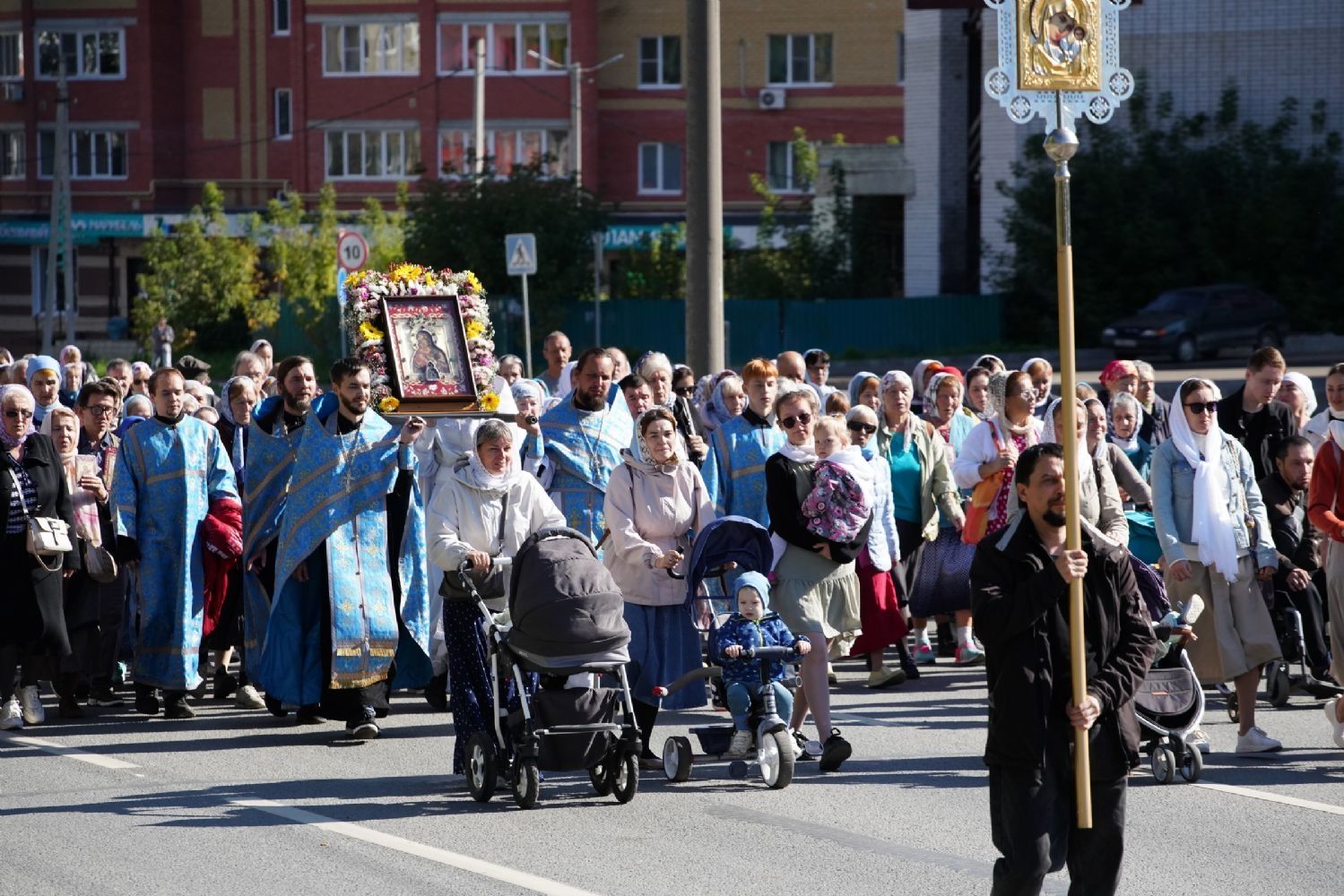 🆕 Мироносицкий крестный ход прошел из Тарханово в 9-й микрорайон