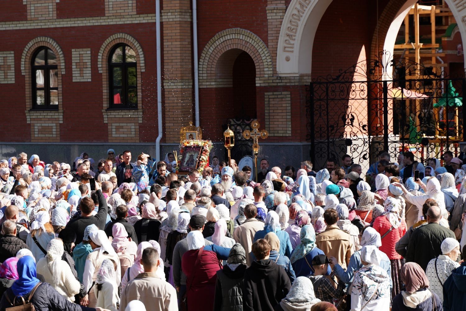 🆕 Митрополит Иоанн возглавил крестный ход от Благовещенского собора до Успенского храма