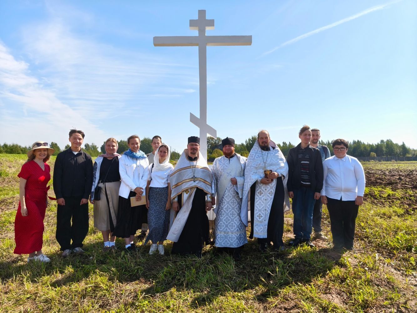 🆕 На Санчурском тракте установили и освятили поклонный крест